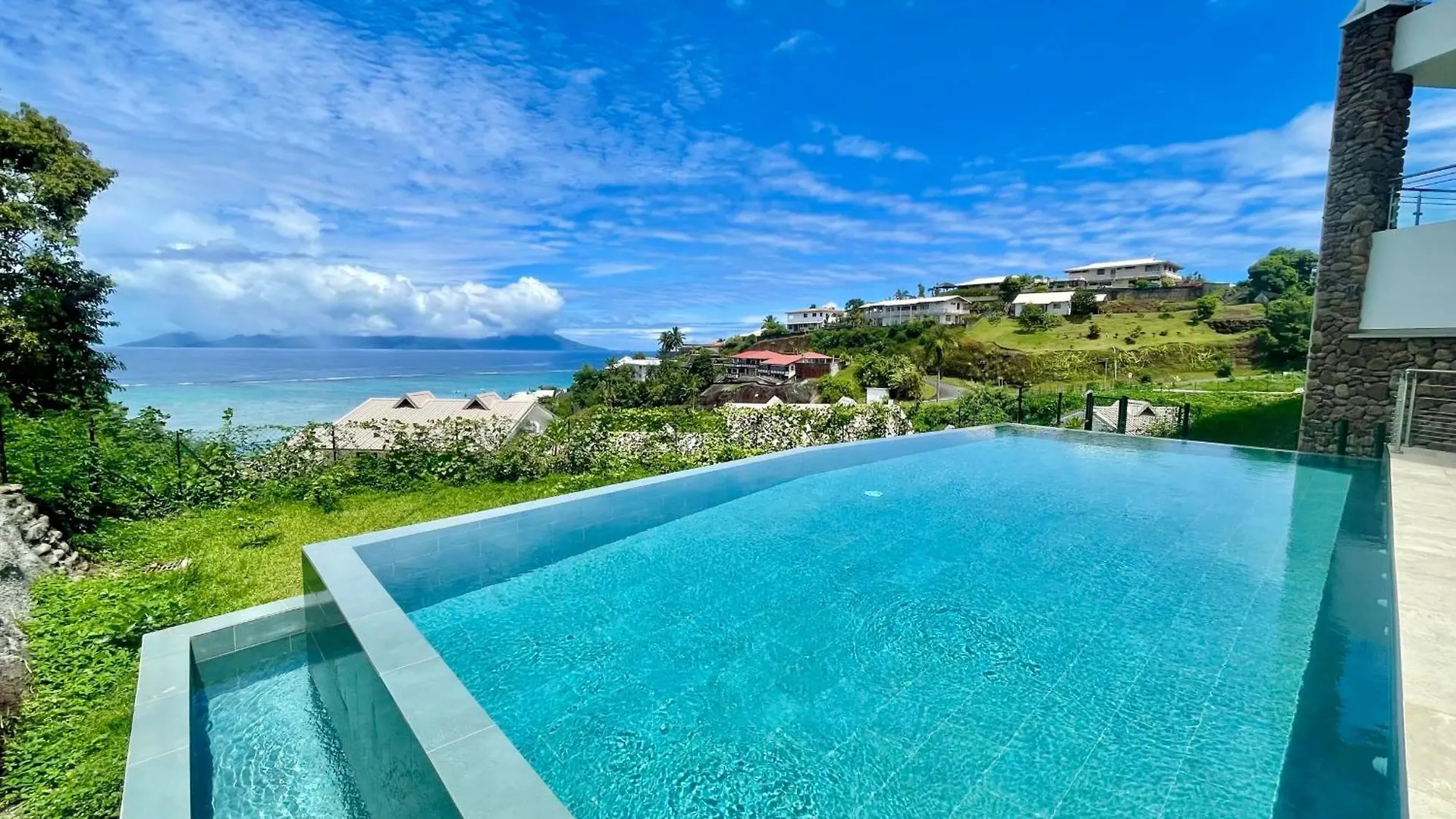 Tetavake Sunset Stunning 2 Bedroom Condo With Moorea View Pool And Wifi Punaauia  Holiday home